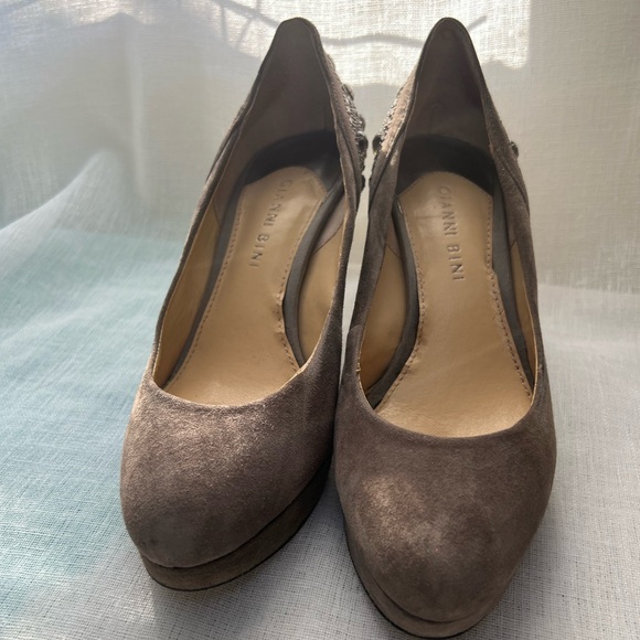 Gianni Bini Women's Tan Suede Pumps size 7 - Picture 1 of 8